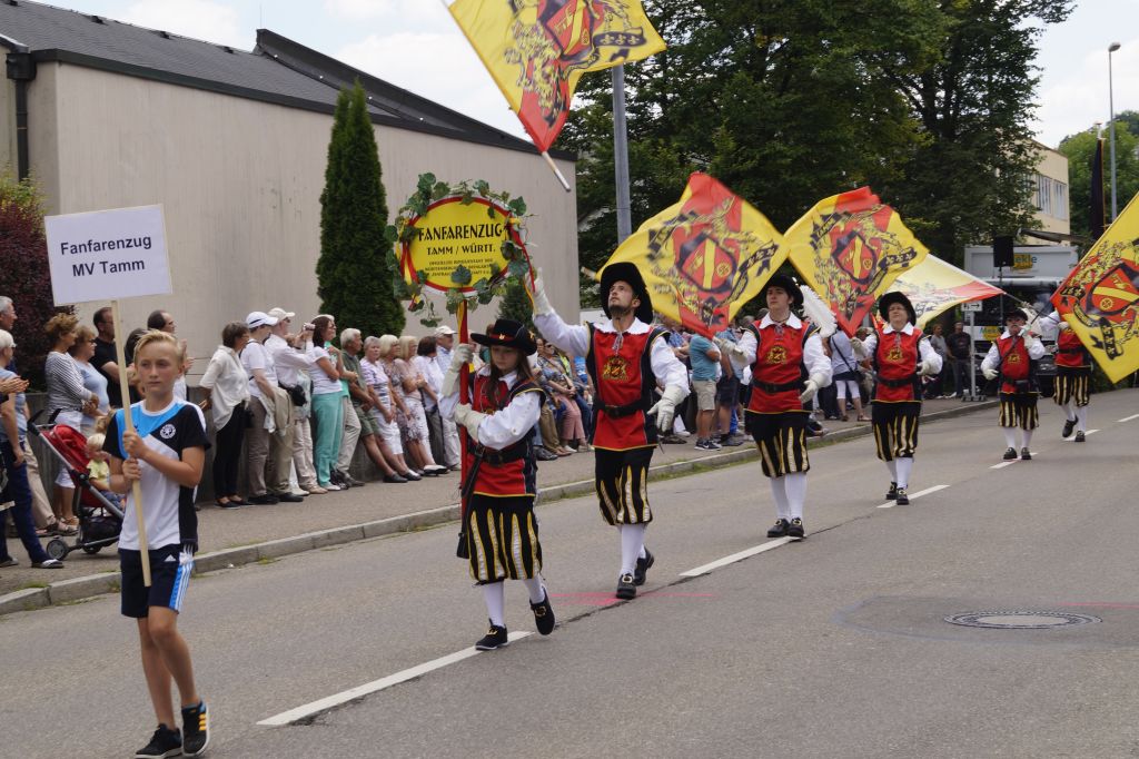 den Umzug beginnt der Landesmeister aus 2016 - Fz Tamm